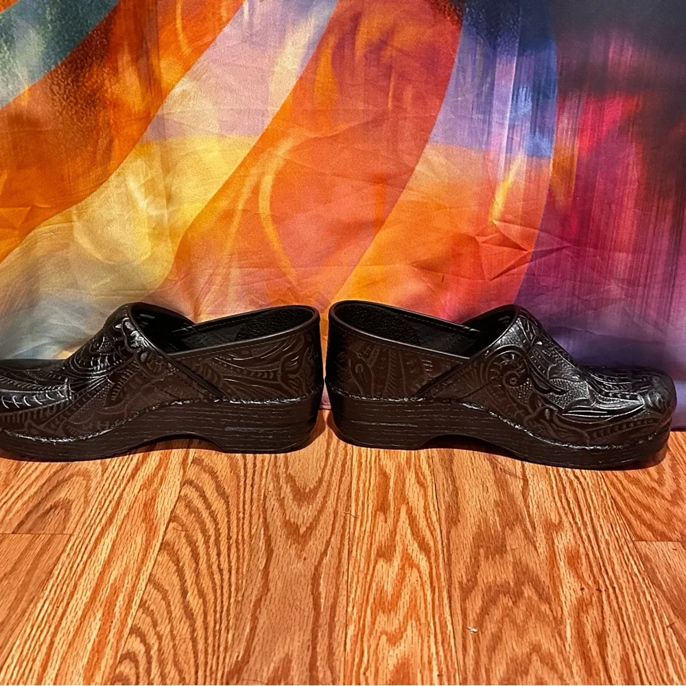 Dansko Black Embossed Clogs size 41. NWOT - Picture 3 of 4